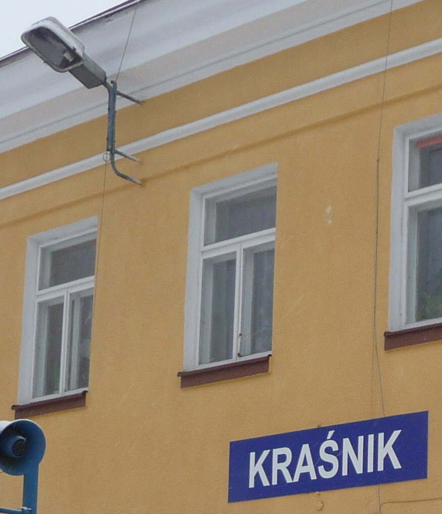 Budynek stacji PKP KRAŚNIK ze starą, poczciwą ''kwadratówką'' sodową.jpg