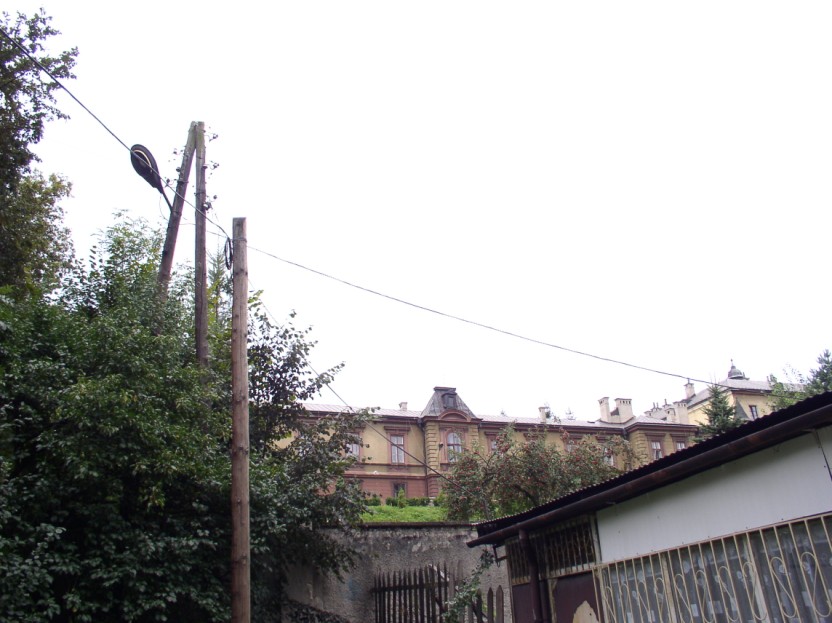 Nr7 ORZ6 na słupie i na elewacji klasztoru.jpg