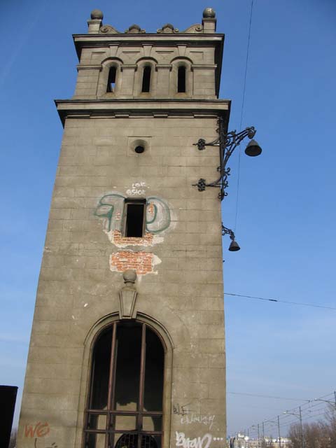 Outside view of the tower on Poniatowski bridge.jpg