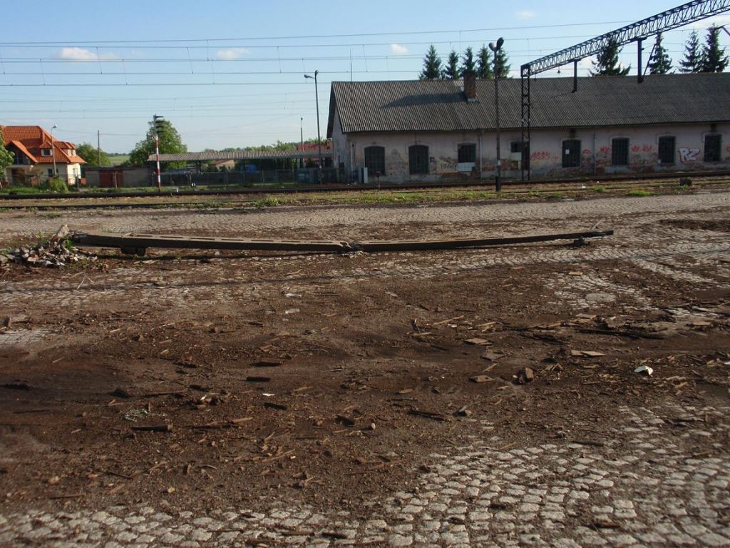Obalony słup przez zbieraczy złomu prawdopodobnie.