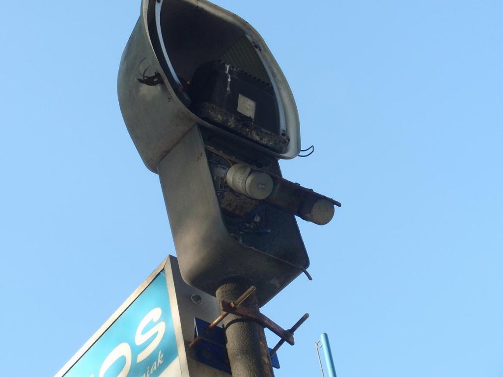 Dewastacja Kwadratówki i rozdzielnicy z bezpiecznikami.