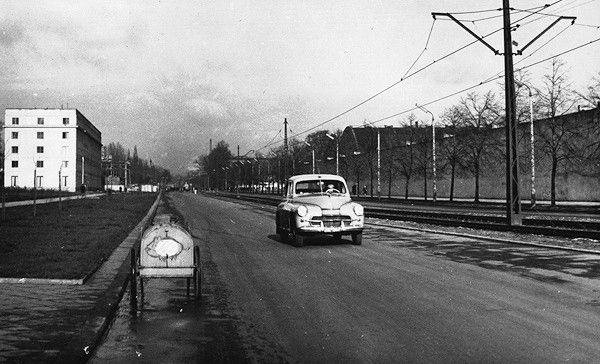 Warszawa na al. Politechniki na początku lat 60. W tle widać budynek hali sportowej.j