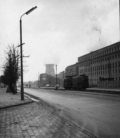 Widok na al. Politechniki z końca lat 50. Na pierwszym planie widać domy studenckie, a w tle kominy elektrociepłowni EC2 przy ul. Wróblewskiego, oddanej do użytku w 1957 roku..jpg
