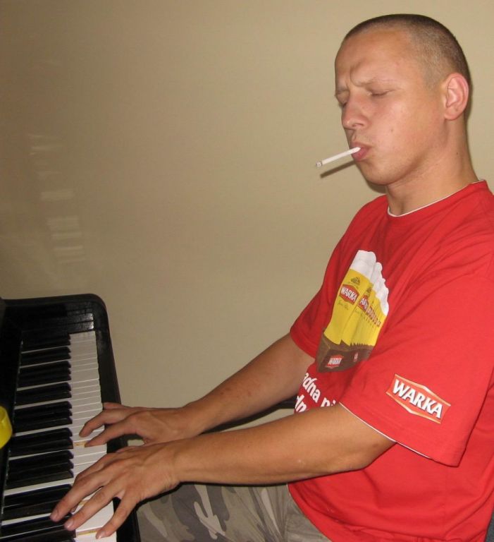 Foto 0078 - Arti z papierosem przy pianinie w czasie weny twórczej.