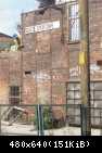 Wyburzanie budynków Stoczni Gdańskiej - na elewacji oprawa żarowa